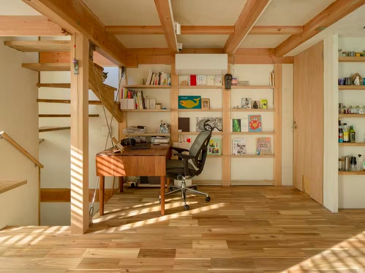 Casas japonesas mais novas costumam incorporar muita tecnologia: sistemas automáticos de aquecimento, banheiros com funções eletrônicas, isolamento térmico eficiente e, cada vez mais, energia solar e recursos sustentáveis. 