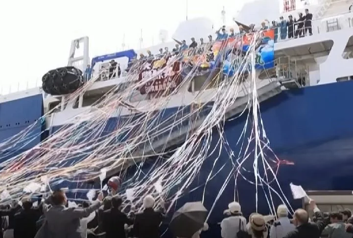 A cultura da caça às baleias é tão forte no Japão que até crianças participaram da partida do Kangei Maru no porto de Shimonoseki segurando cartazes: Por favor, capturem grandes baleias! Por favor, retornem em segurança!