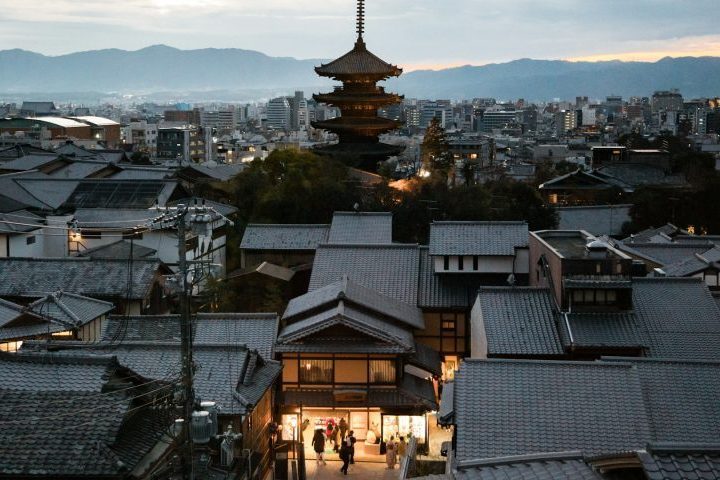 O Japão é conhecido por suas cidades densas e terrenos limitados, especialmente em metrópoles como Tóquio, Osaka e Kyoto. 