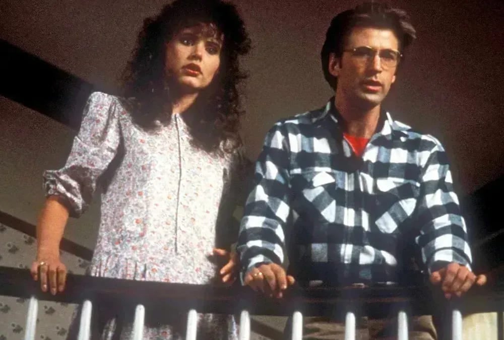 No longa-metragem, o público acompanha um casal de fantasmas - interpretados por Geena Davis e Alec Baldwin - que tentam assombrar os novos moradores de sua antiga casa,   