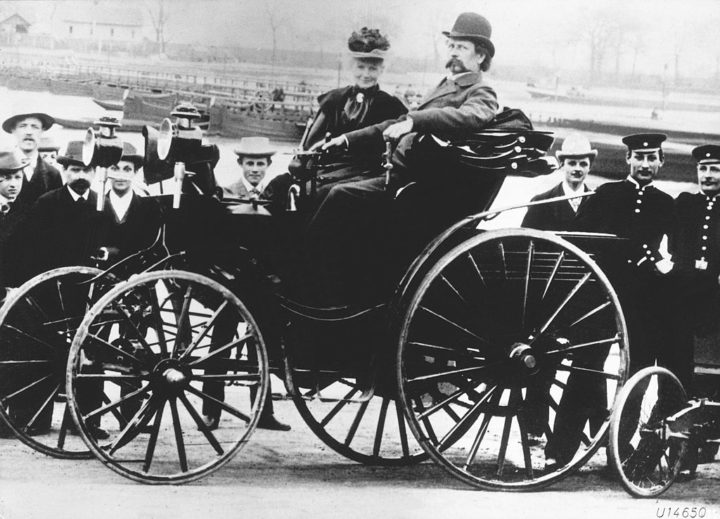 Só no dia 3 de julho de 1886, o engenheiro alemão Karl Benz idealizou aquele que foi considerado o primeiro automóvel moderno projetado para ser movido a vapor, o Benz Patent-Motorwagen.
