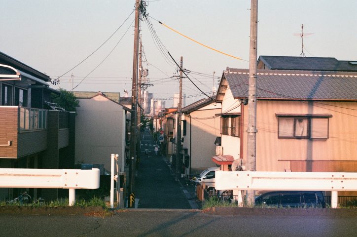 De acordo com as regras locais, por estar em uma esquina, é permitido ocupar até 80% do terreno, desde que sejam seguidas normas contra incêndio.
