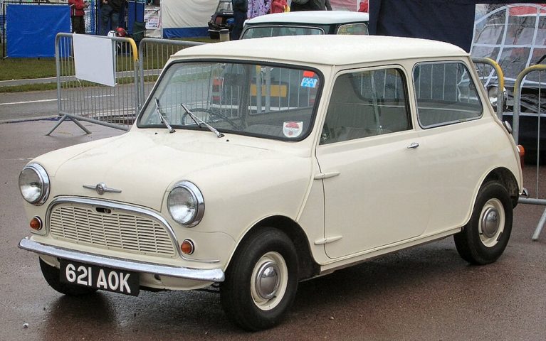 Mini Cooper (1959): Criado pela British Motor Corporation, o Mini foi inovador por seu design compacto e economia de combustível, além de se tornar um ícone da cultura pop dos anos 1960.