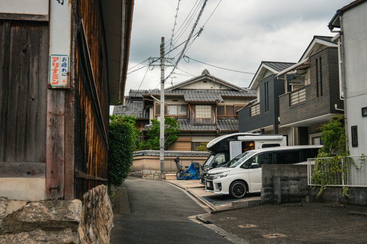 Isso ocorre pois o valor está mais no terreno do que na construção em si. Por isso, a maioria das casas se desvaloriza com o tempo.