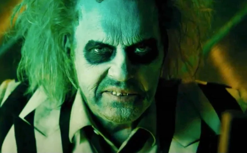 No entanto, outros atores da versão original estão neste filme. Inclusive Michael Keaton, que completou 73 anos no dia 5 de setembro de 2024. Mais uma vez, o filme é dirigido por Tim Burton. 