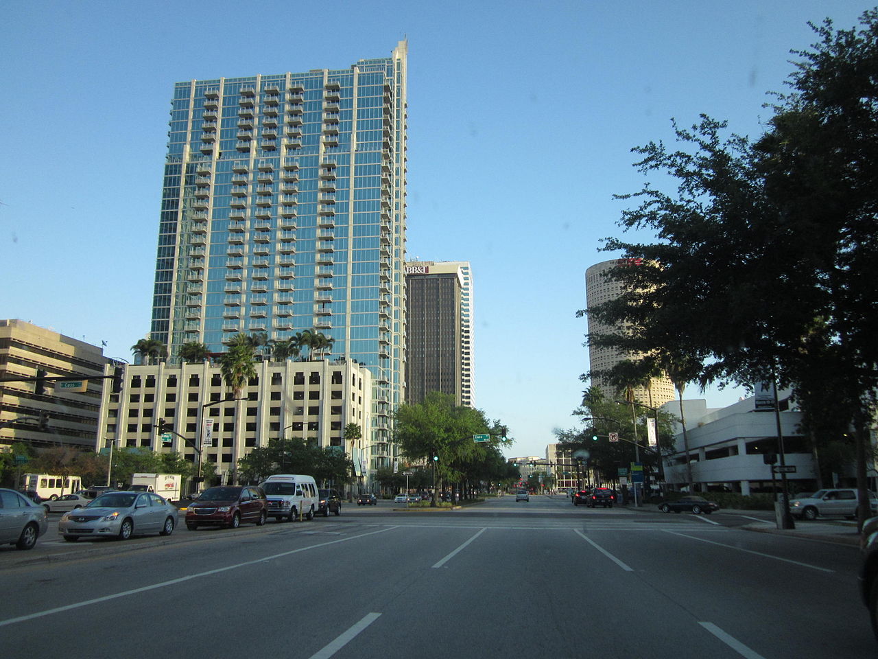 Além disso, parece que a cidade não é muito boa para as pessoas andarem a pé, porque ela é pensada primeiramente para os carros. 