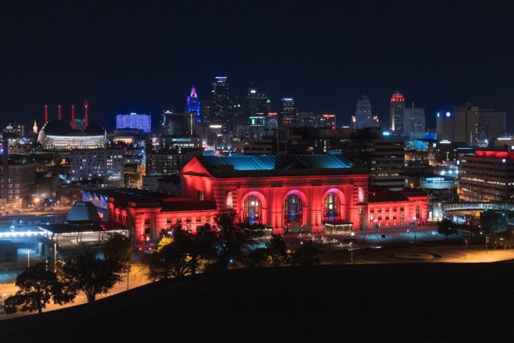 Kansas City, Missouri: É a cidade mais amada pelos visitantes, segundo o TripAdvisor. Em 2012, a revista Forbes escolheu o centro de Kansas City como o lugar mais interessante dos Estados Unidos, por conta da cultura, belos edifícios, história e gastronomia.