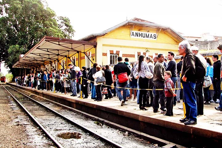 Inaugurada em 1926, a Estação Anhumas é o ponto de partida da famosa Maria-Fumaça que liga Campinas a Jaguariúna. Sua arquitetura histórica do início do século 20 é mantida pela Associação Brasileira de Preservação Ferroviária (ABPF), e a estação é um importante exemplo da cultura ferroviária brasileira.