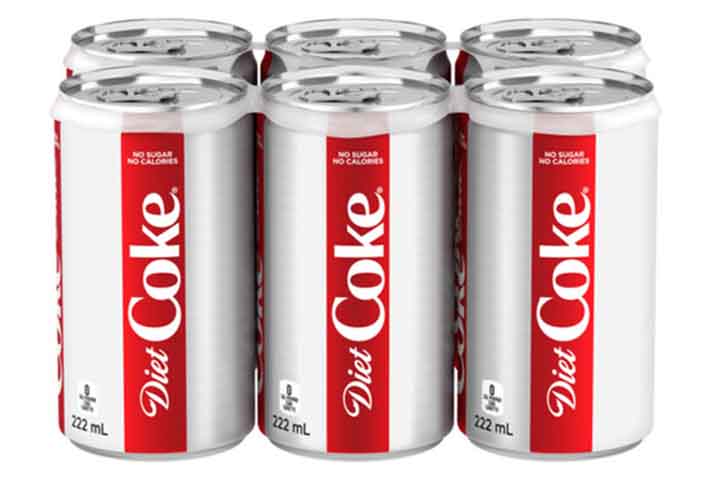 Os refrigerantes, tanto os tradicionais quanto os zeros, são produtos ultraprocessados que contêm corantes, conservantes, aromas sintéticos e gás carbônico. Mesmo sem o açúcar refinado das versões originais, eles são adoçados com substitutos como aspartame e stevia.