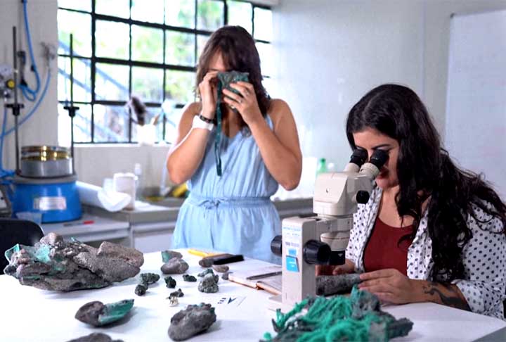 A descoberta é a primeira feita no Brasil. Já existem trabalhos sobre detritos plásticos, semelhantes ao nosso estudo, em outros ambientes marinhos e costeiros. O primeiro foi no Havaí (EUA) e, desde então, também foram relatados na costa de Cornualha (Inglaterra), na costa do Mar Interior de Seto (Japão), na ilha do Giglio (Itália), na ilha da Madeira (Portugal) e na costa do Peru, afirmou Fernanda.