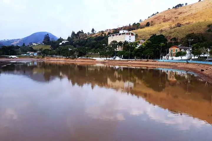 Um bom ponto de partida para qualquer visita a Lindóia é o Rio do Peixe, que corta o município e foi essencial para sua fundação. Às margens desse rio se estabeleceram os primeiros bandeirantes e, mais tarde, surgiram os bairros centrais.