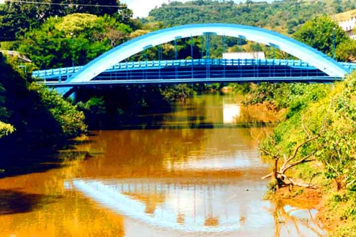 Bem ao lado do monumento está a Ponte do Arco, que cruza o Rio do Peixe e conecta as principais áreas urbanas da cidade. Sua estrutura simples, mas charmosa, remete às pontes de cidades pequenas do interior.