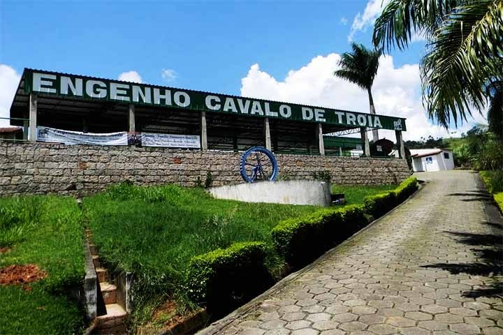 Seguindo pela mesma avenida, a poucos quilômetros dali, está o Engenho Cavalo de Troia. Com estrutura que remete à arquitetura colonial, esse espaço é muito mais que uma loja de cachaças e produtos locais: oferece degustações gratuitas de licores, vinhos e até sorvetes.