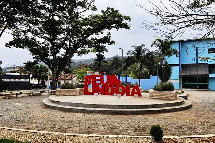 Outro ponto muito procurado por quem deseja registrar sua passagem pela cidade é o letreiro de Lindóia, instalado na Praça Getúlio Vargas. Com vista para o rio e bem próximo ao centro, o letreiro colorido é rodeado de verde e funciona como um convite ao descanso.