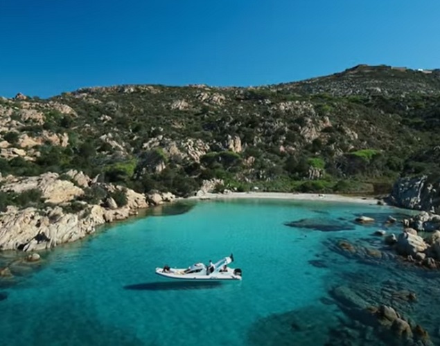 Além de Cala Luna, o Arquipélago de La Maddalena, ao norte da ilha, é outro destino imperdível para quem visita a Sardenha. Composto por ilhas e ilhotas rodeadas por águas claras e tranquilas, o arquipélago é perfeito para passeios de barco, mergulho e relaxamento.