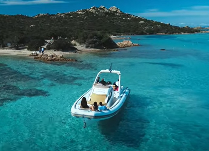 As praias de areia branca e as águas turquesa são ideais para quem busca um ambiente paradisíaco e menos agitado. Para conhecer melhor o arquipélago, o ideal é alugar um barco ou participar de excursões que levam os visitantes pelas ilhas mais isoladas e preservadas da região.