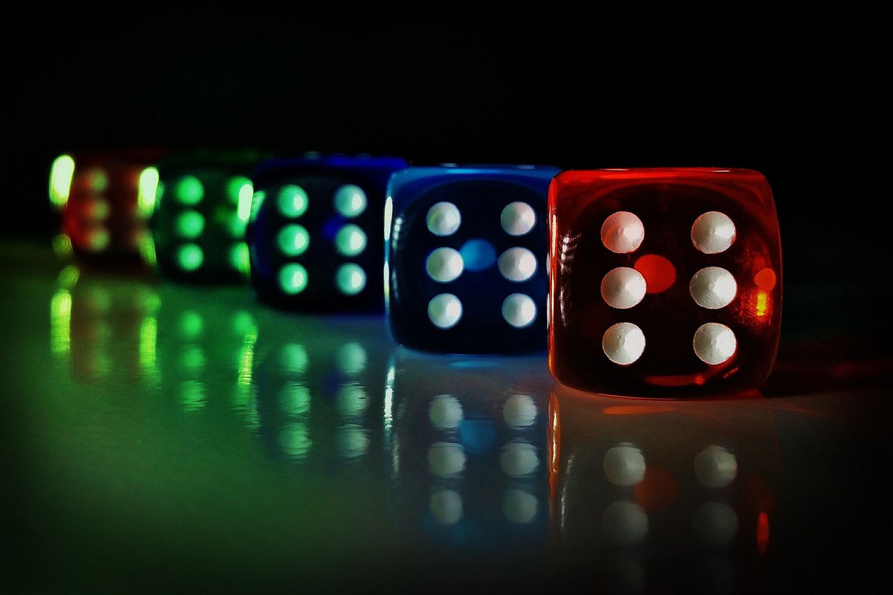 A popularidade de jogos como craps (um jogo de dados de origem americana que se desenvolveu no século XIX) solidificou os dados como um elemento essencial no mundo do entretenimento. Durante este período, o cubo de seis faces, numeradas de 1 a 6, começou a ser amplamente utilizado.