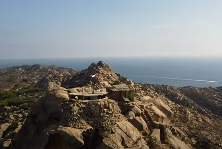 Para aqueles que buscam uma experiência mais isolada e tranquila, a Ilha de Caprera, no nordeste da Sardenha, é um destino fascinante.