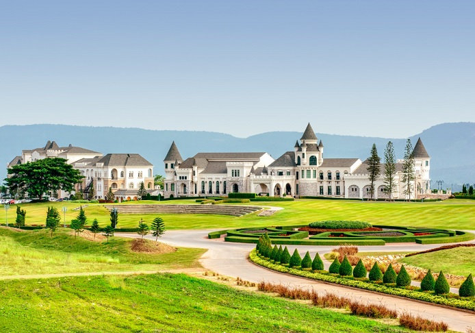 Além disso, bem próximo dali, há o Movenpick, um outro resort de marca internacional que se destaca por seu hotel com aparência de castelo e pelo seu campo de golfe com 18 buracos!