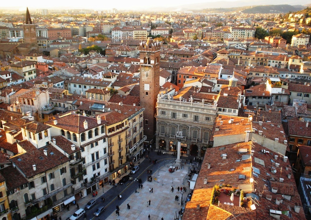 Estudos mostram que a região já era habitada na Pré-História.  A cidade foi ocupada primeiro por celtas e, depois, por romanos em meados do século I antes de Cristo e passou por diferentes domínios, entre eles os lombardos e os francos.  Verona foi incorporada ao Reino de Itália em 1866. 