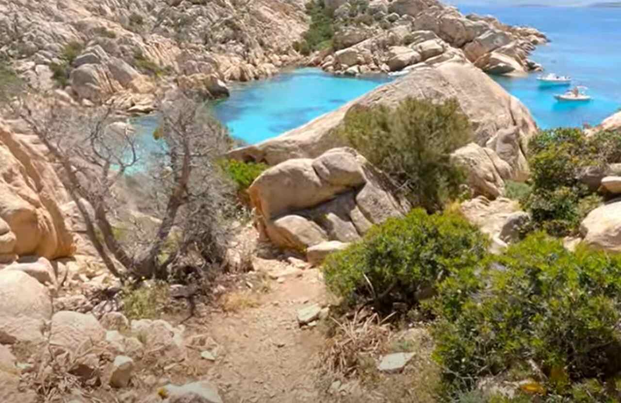 O acesso à praia pode ser feito de barco ou por uma trilha de dificuldade moderada, que leva os visitantes a um dos lugares mais paradisíacos da ilha.