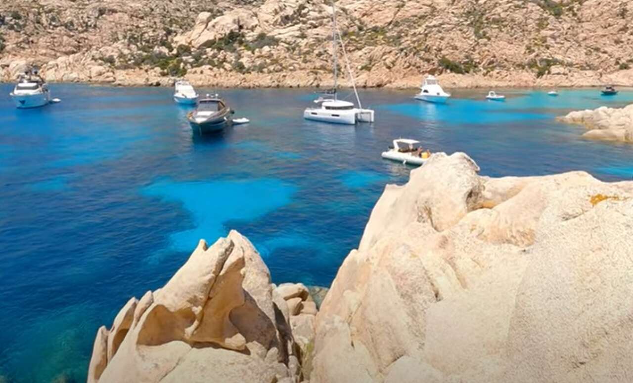 A ilha possui um grande número de sítios arqueológicos que revelam a rica história das civilizações que a habitaram ao longo dos séculos.