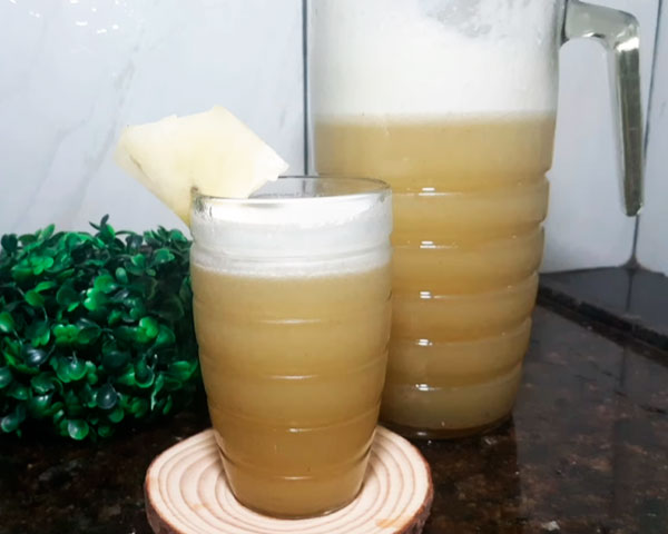 Suco das cascas de abacaxi: fácil de preparar e muito refrescante, este suco evita o desperdício ao se utilizar as cascas (parte mais nutritiva do fruto) do abacaxi batidas no liquidificador e coadas, capim limão, água e bastante gelo. 