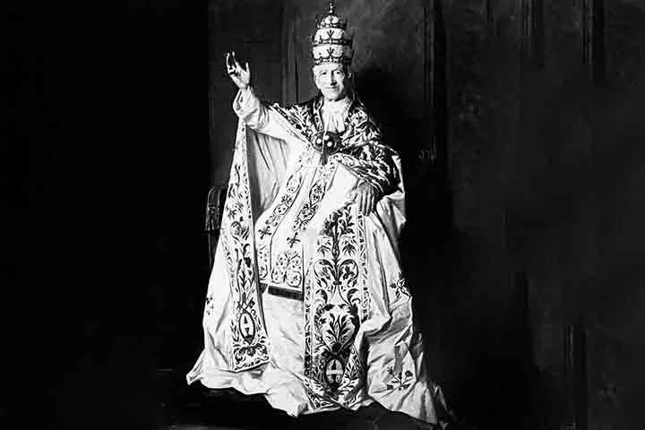 Leão XIII - Vicenzo Giocchino Raffaele Luigi Pecci-Prosperi-Buzzi nasceu em Roma. Ele foi o chefe da Igreja Católica de 20 de fevereiro de 1878 até a data de sua morte, em 20 de julho de 1903, invadindo, portanto, o início do século 20.
