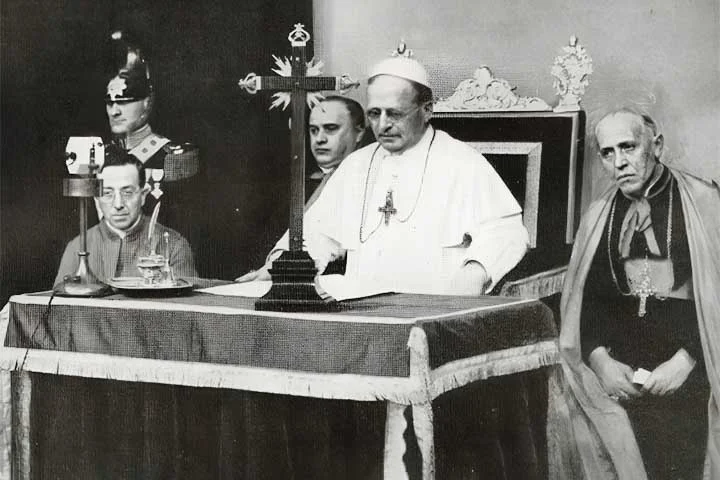 Pio XI - Natural da comuna italiana de Desio, na Lombardia, Ambrogrio Damiano Achille Ratti foi papa por 17 anos e 4 dias - de 6 de fevereiro de 1922 até sua morte, em 10 de fevereiro de 1939. 
