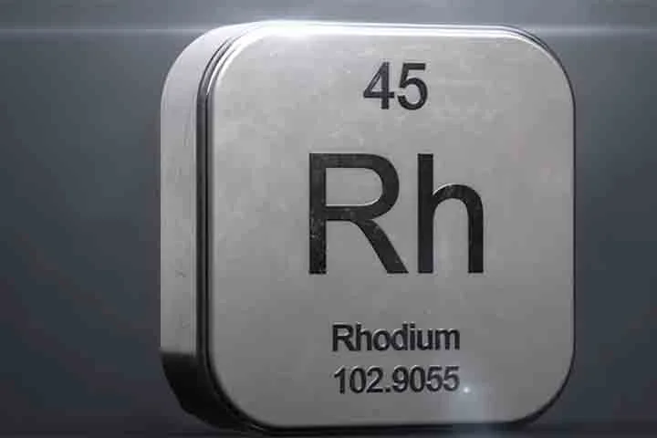 Ele tem grande variedade de usos comerciais porque é um bom condutor de eletricidade. Além disso, devido à elevada dureza, é utilizado em ligas com outros metais, para que elas tenham resistência mais alta à corrosão.