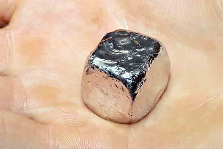 O procedimento adotado por Wollaston foi dissolver o minério em água régia, neutralizando o ácido com hidróxido de sódio (NaOH). Precipitou a platina adicionando cloreto de amônio, NH4Cl, como cloroplatinato de amônio.