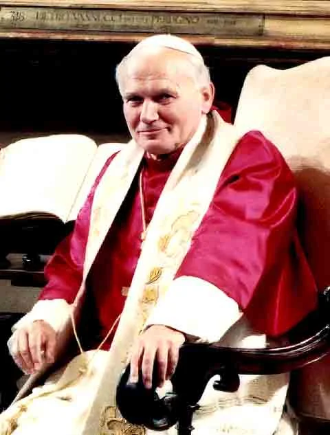 João Paulo II - Primeiro papa não italiano desde o holandês Adriano VI, Karol Józef Wojtyla nasceu Wadowice, na Polônia, e liderou a Igreja Católica por 26 anos e 168 dias - de 16 de outubro de 1978 até sua morte, aos 84 anos, em 2 de abril de 2005. 
