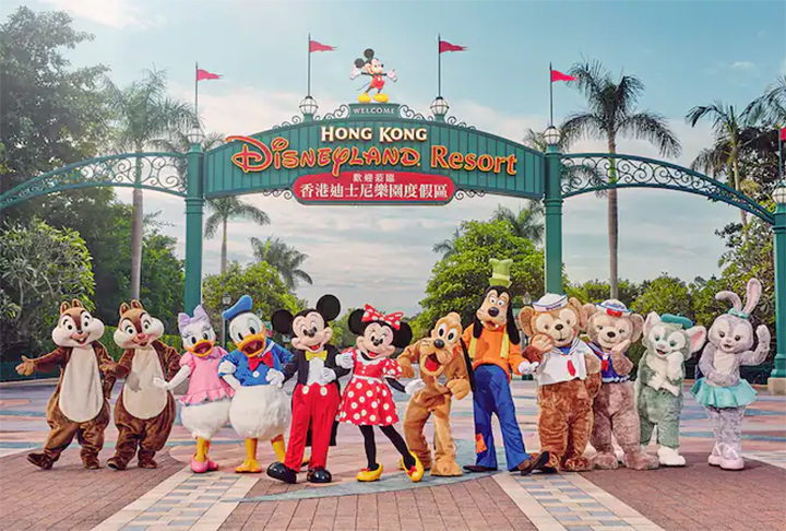 Hong Kong Disneyland, em Hong Kong, unidade autônoma no sudeste da China.  Inaugurada em 2005, é o primeiro parque temático da Disney na China e está localizada na ilha de Lantau, em Hong Kong. Com atrações icônicas e elementos culturais locais.