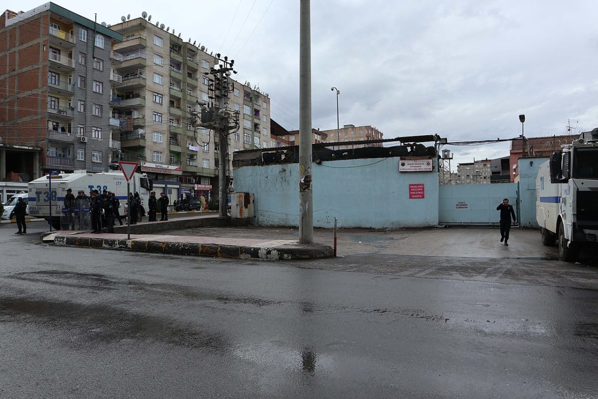 Diyarbakir (Turquia): Localizada no sudeste da Turquia, essa prisão ficou conhecida por suas constantes violações dos direitos humanos, condições precárias e insalubres.