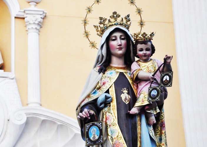 No entanto, o conceito do escapulário como amuleto de proteção com raízes na fé é mais fortemente associado mesmo ao Cristianismo, especialmente à Igreja Católica.