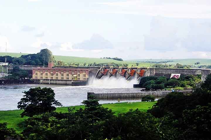 Além de sua importância histórica e ambiental, o Rio Tietê também desempenha um papel relevante na geração de energia elétrica, com diversas usinas hidrelétricas ao longo de seu curso. 