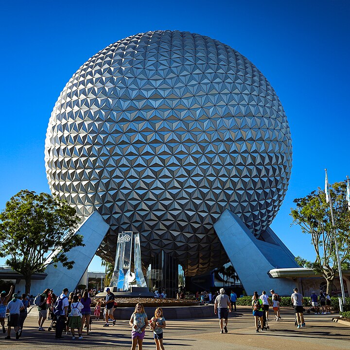 Além disso, possui resorts, áreas de compras e atividades recreativas. É um dos destinos turísticos mais visitados e celebrados por sua magia e inovação.