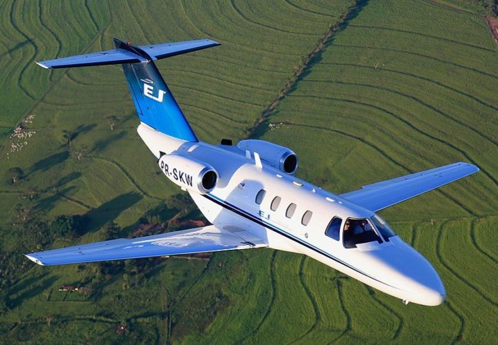 A aeronave era do modelo Cessna Citation. E tinha quatro pessoas a bordo: o piloto, uma mulher com a filha de 2 anos e uma babá. 