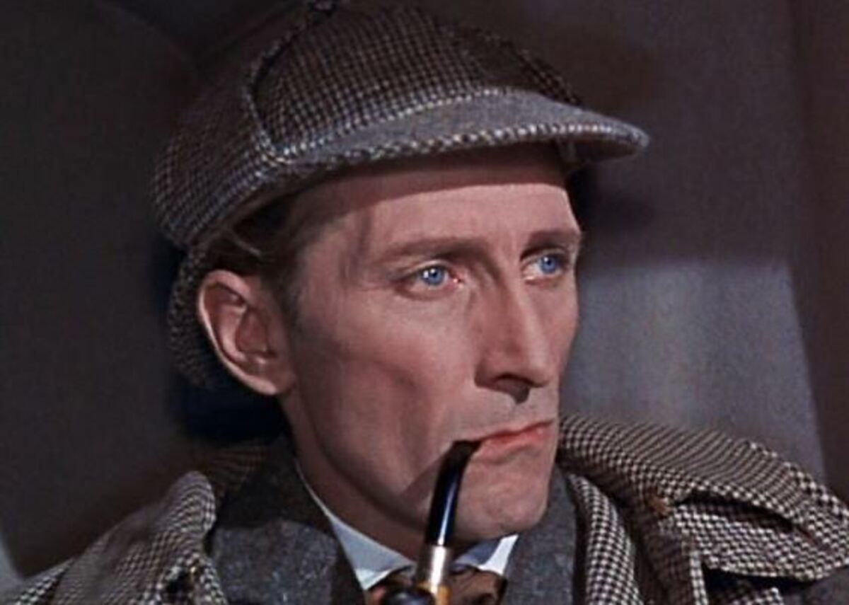 Peter Cushing - Premiado ator de cinema, teatro e TV, viveu Sherlock várias vezes. Começando por O Cão dos Baskervilles, primeiro filme colorido sobre Sherlock Holmesm em 1959. Ele também foi Holmes em 16 episódios da série da BBC Sir Arthur Conan Doyle's Sherlock Holmes (1968) e voltou como o detetive, já idoso, em As Máscaras da Morte (1984)