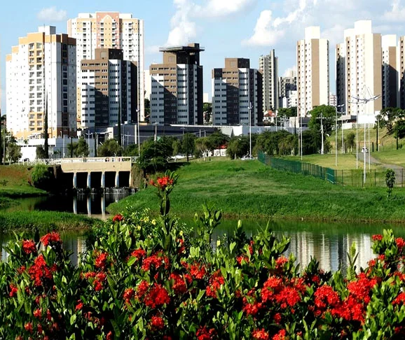 Indaiatuba (SP) - 70,47 pontos  - Alto IDH e segurança pública eficiente. Proximidade com Campinas e São Paulo facilita acessos econômicos e culturais. Planejamento urbano prioriza qualidade de vida com boas áreas residenciais.