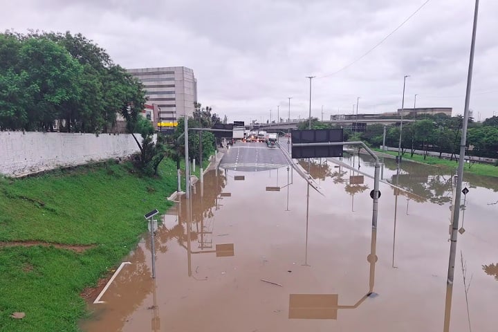 A Defesa Civil chegou a emitir um alerta e fechou o complexo turístico da cidade devido ao risco de novas enchentes.