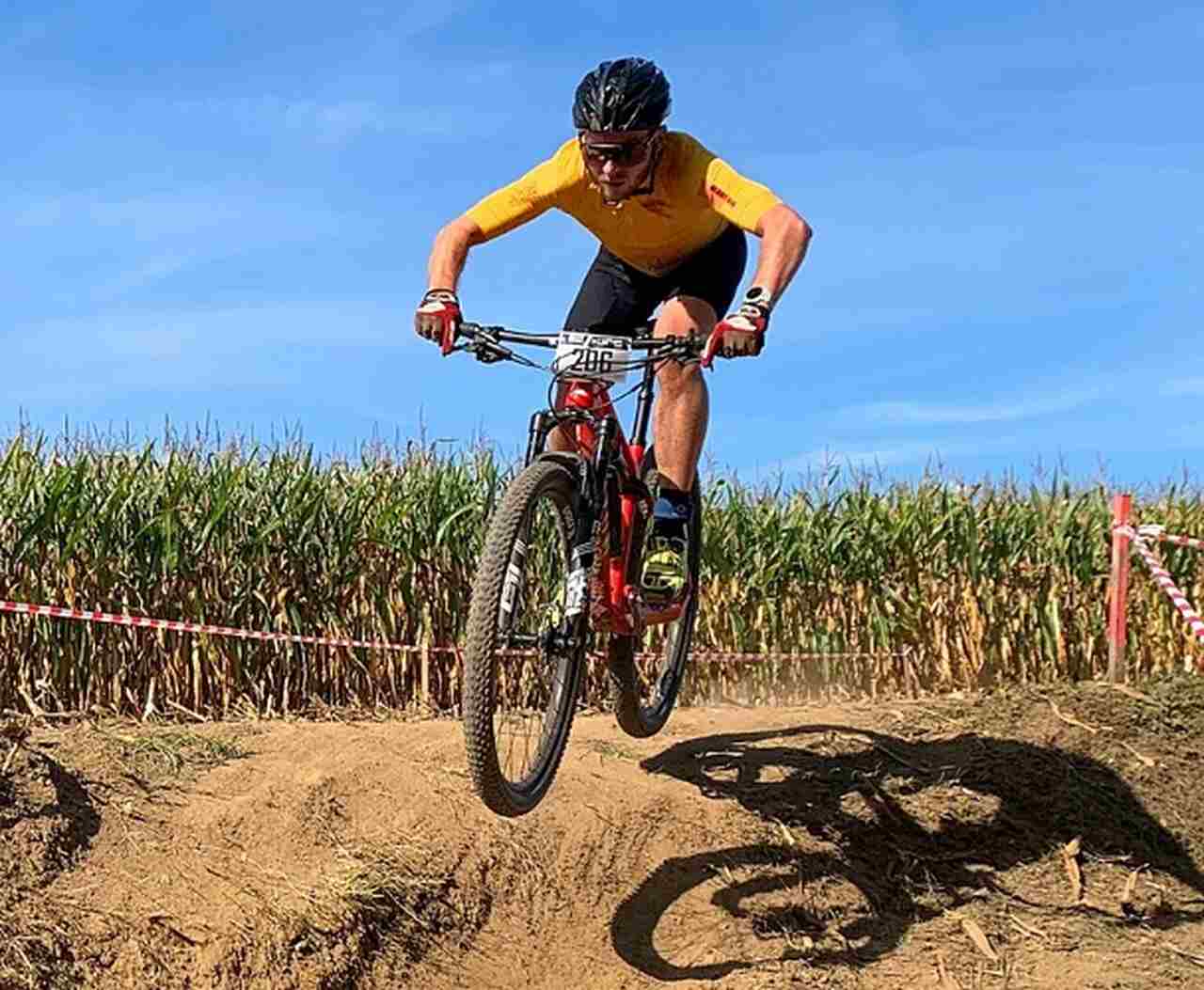 Sedona, Arizona - Esportes: Mountain biking, trilhas, escalada - Descrição: Sedona é famosa por suas formações rochosas vermelhas e trilhas para mountain biking e escalada que proporcionam vistas inesquecíveis - Melhor época: Primavera (março-maio) e outono (setembro-novembro)