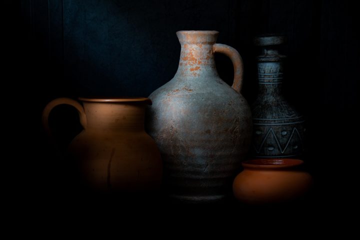 A Cova de les Dones foi descoberta em 1960 e, inicialmente, chamou a atenção pelos artefatos da Idade do Ferro, principalmente cerâmicas. 