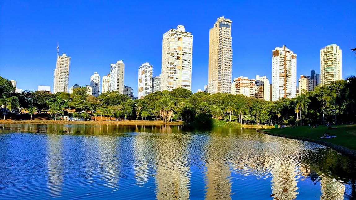 Goiânia (GO) - 70,49 pontos -  Famosa pelas áreas verdes e clima agradável. Economia diversificada e infraestrutura urbana bem desenvolvida. Cultura local rica e opções de lazer e entretenimento.
