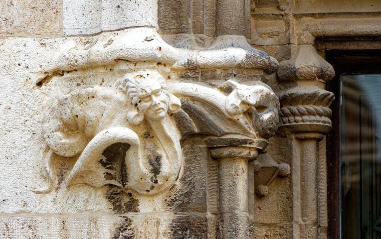 Fundada pelos romanos em 138 a.C., Valência tem uma história marcada por influências romanas, muçulmanas e cristãs, refletidas em sua arquitetura e cultura.