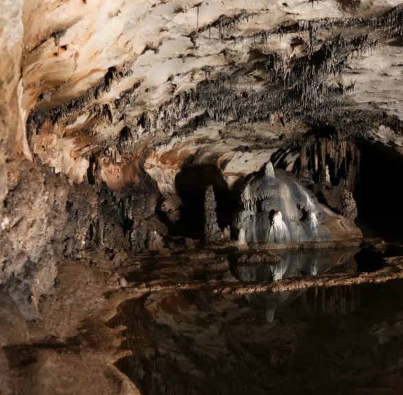 As inscrições e a moeda fornecem evidências irrefutáveis ​​de que o santuário continuou a ser usado ou foi reaproveitado pelos romanos, ressaltou Aitor Ruiz-Redondo, professor na Universidade de Zaragoza e um dos líderes da exploração.