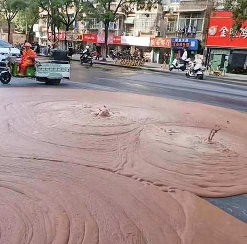 Com a substância se espalhando pela via, motoristas e pedestres foram obrigados a mudar de rota.