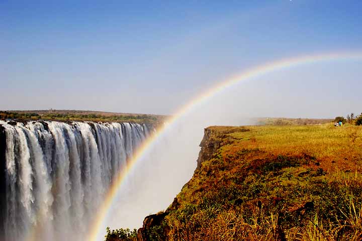 Cataratas do Niágara : Cidade: Niagara Falls, fronteira entre os EUA e o Canadá - A grande quantidade de névoa e spray d’água que se eleva das quedas cria condições perfeitas para a formação de arco-íris em dias ensolarados. O sol, ao bater nas gotículas em suspensão, refrata a luz, criando o fenômeno.