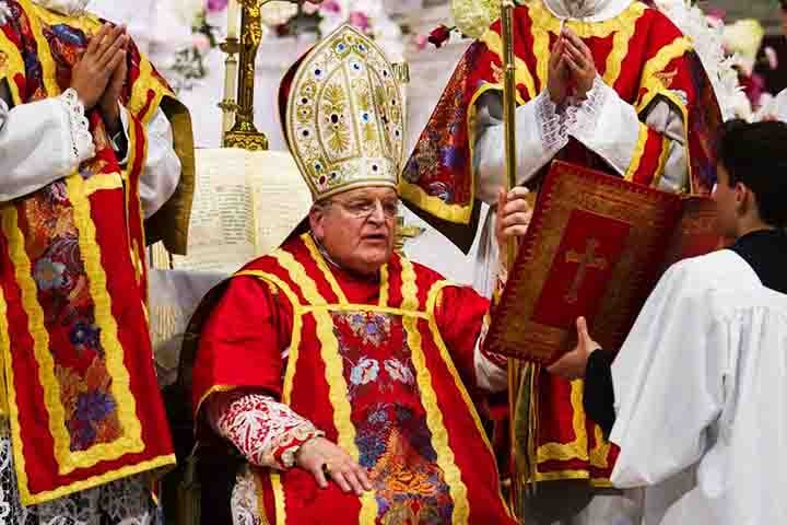 Raymond Leo Burke (Estados Unidos) - Prefeito emérito do Supremo Tribunal da Assinatura Apostólica, tem 76 anos. Ele foi nomeado cardeal durante o papado de Bento XVI.

