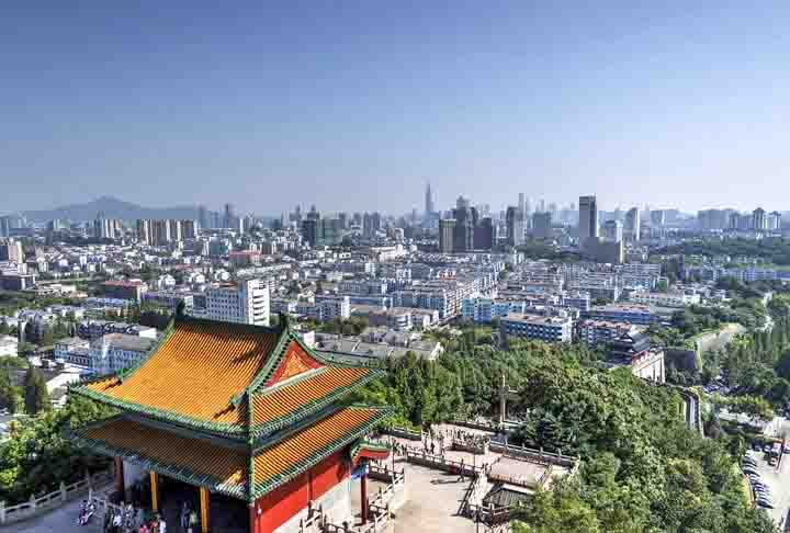 Nanjing foi a capital da China, inclusive durante a dinastia Ming, entre 1368 e 1644. Conhecida também como Nanquim, a cidade desempenhou um papel crucial na história chinesa, incluindo o estabelecimento da República da China em 1912.